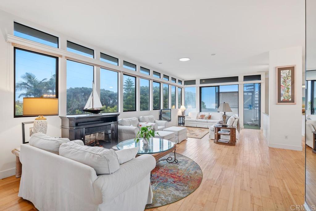 172 Grandview Street Encinitas, CA 92024 - Photo 5 of 34 Living Room
