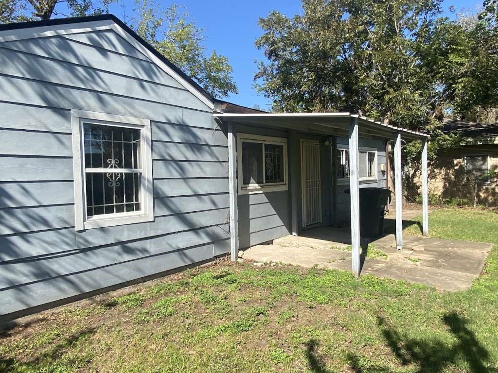5131 Nassau Road Houston, TX 77021 - Photo 13 of 14 a view of house with trees in the background