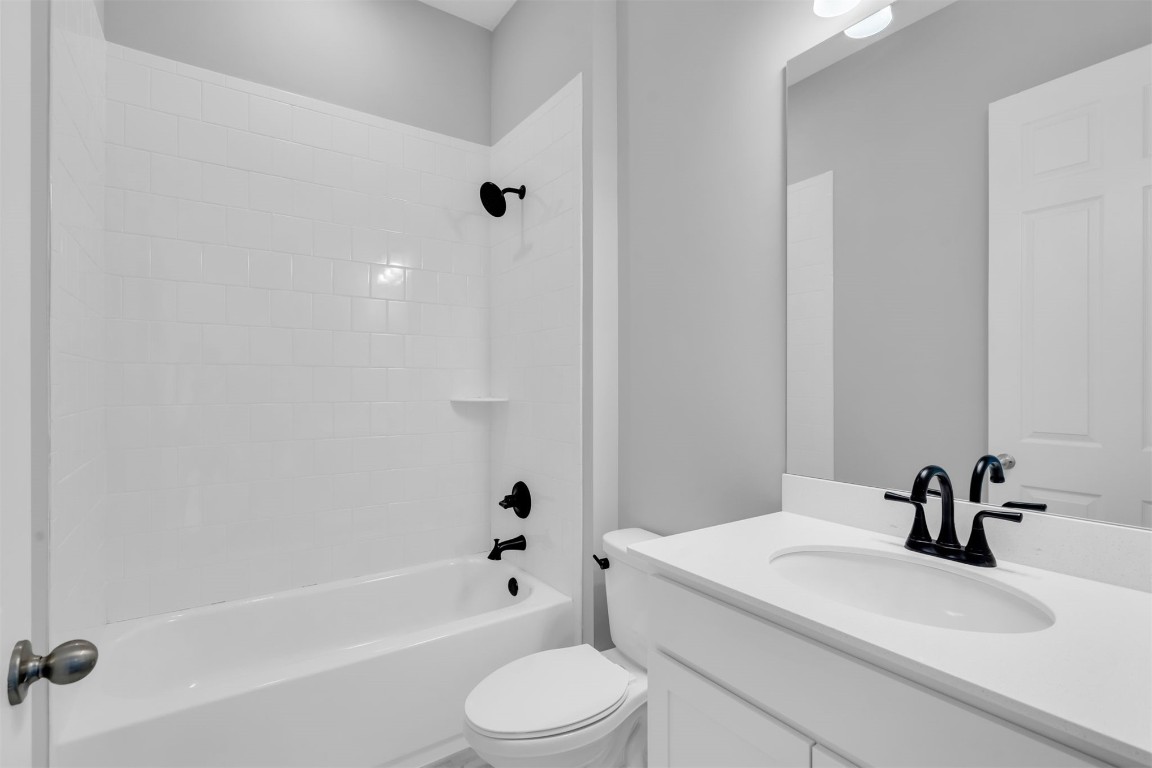 454 Slash Pine Place Yulee, FL 32097 - Photo 6 of 34 a bathroom with a sink a toilet and a bathtub