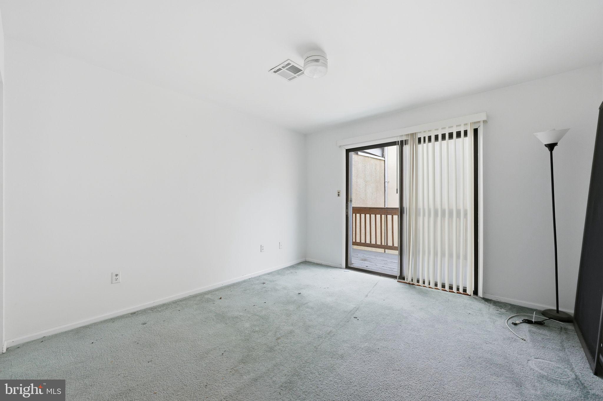 1713 South Street Philadelphia, PA 19146 - Photo 34 of 35 an empty room with windows