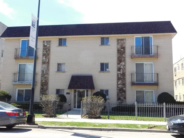 $1,400 | 4036 North California Avenue, Unit 301, Chicago, IL 60618