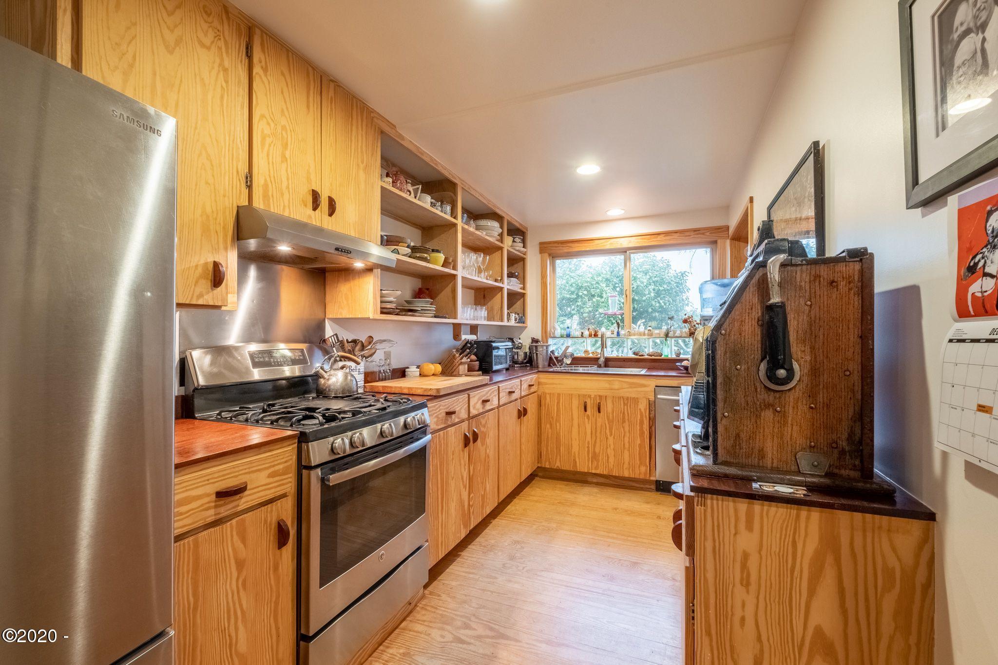 517 Southwest Hurbert Street Newport, OR 97365 - Photo 13 of 56 517SWHurbert (30)