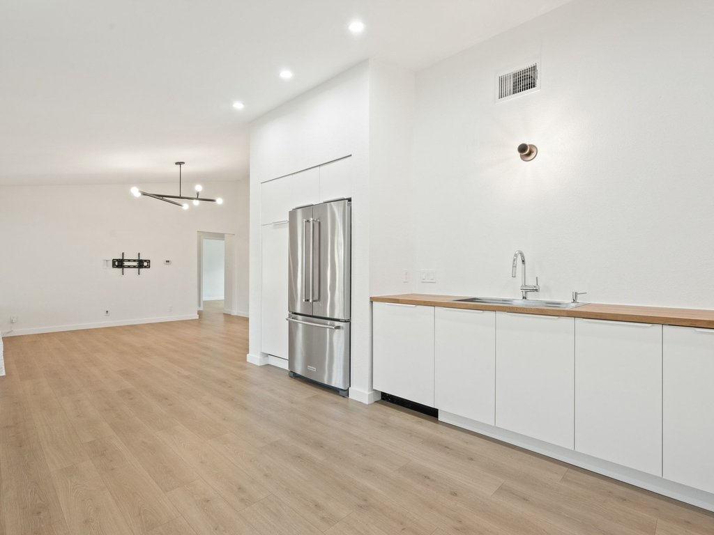 6902 Meadow Run Austin, TX 78745 - Photo 11 of 33 a view of a livingroom with an empty space