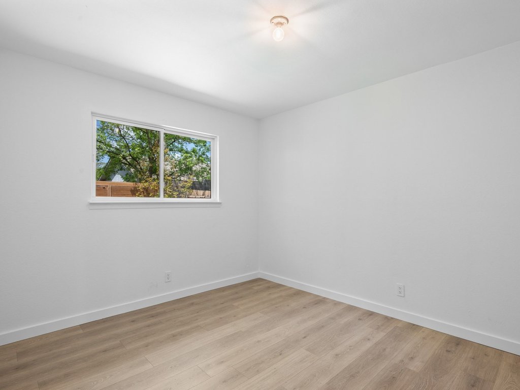 6902 Meadow Run Austin, TX 78745 - Photo 24 of 33 an empty room with a window