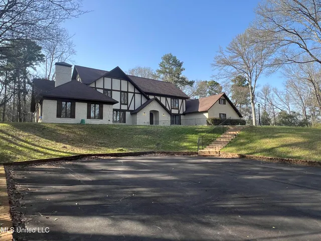 $724,000 | 1609 Southwest Linda Drive, Clinton, MS 39056