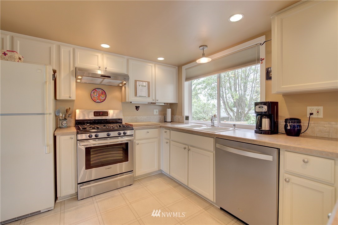 10419 Northeast 198th Street Bothell, WA 98011 - Photo 4 of 24 Gallery Image 4