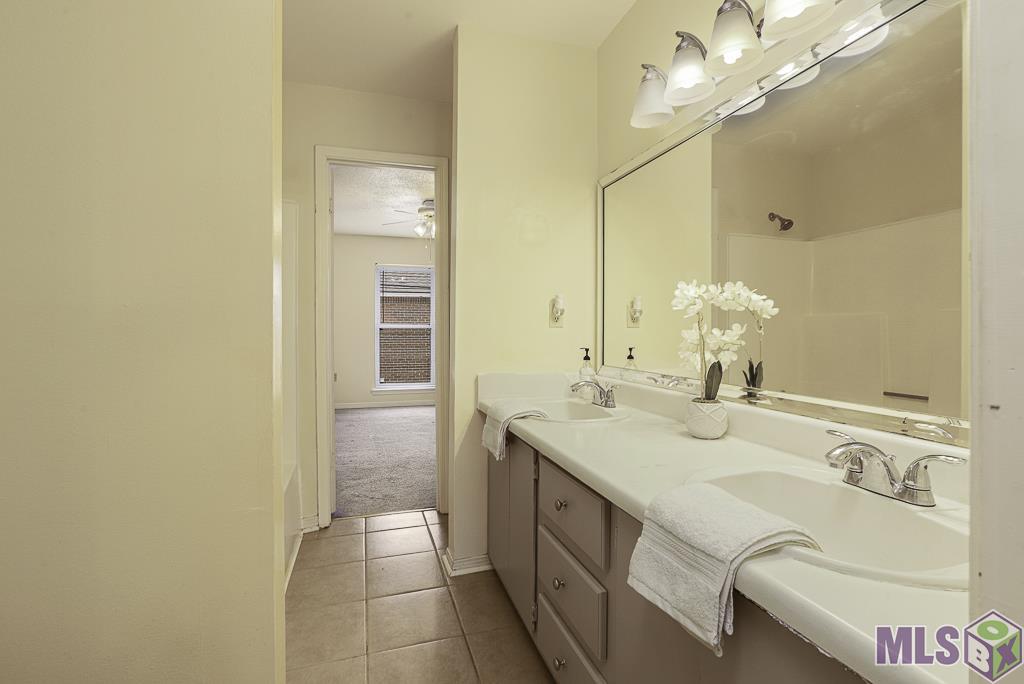 1718 Brightside Drive, Unit C Baton Rouge, LA 70820 - Photo 15 of 20 Jack & Jill bath