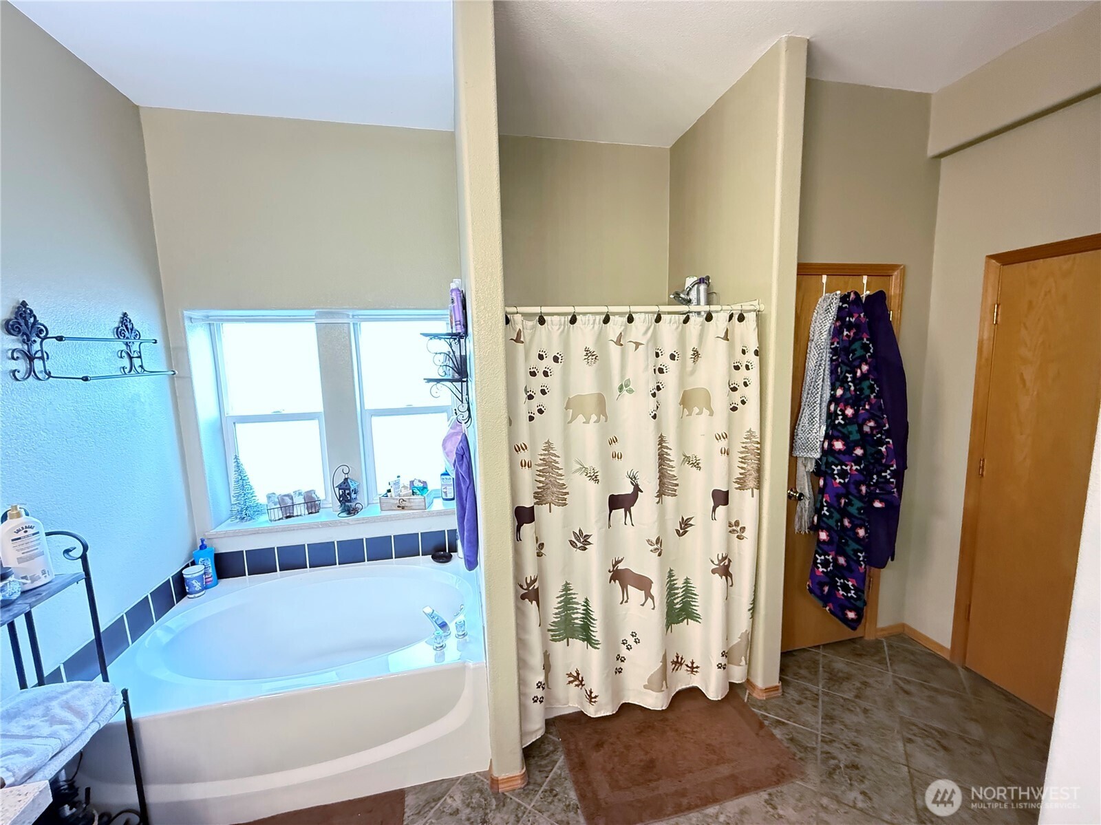 92 Crumbacher Road Tonasket, WA 98855 - Photo 17 of 40 a bathroom with a bathtub and shower