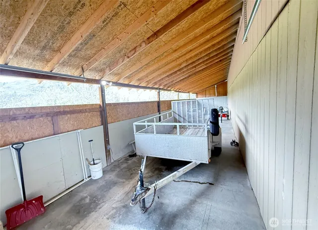 a view of entryway with livingroom