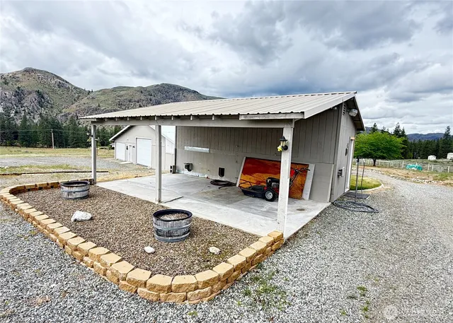 a view of a house with backyard