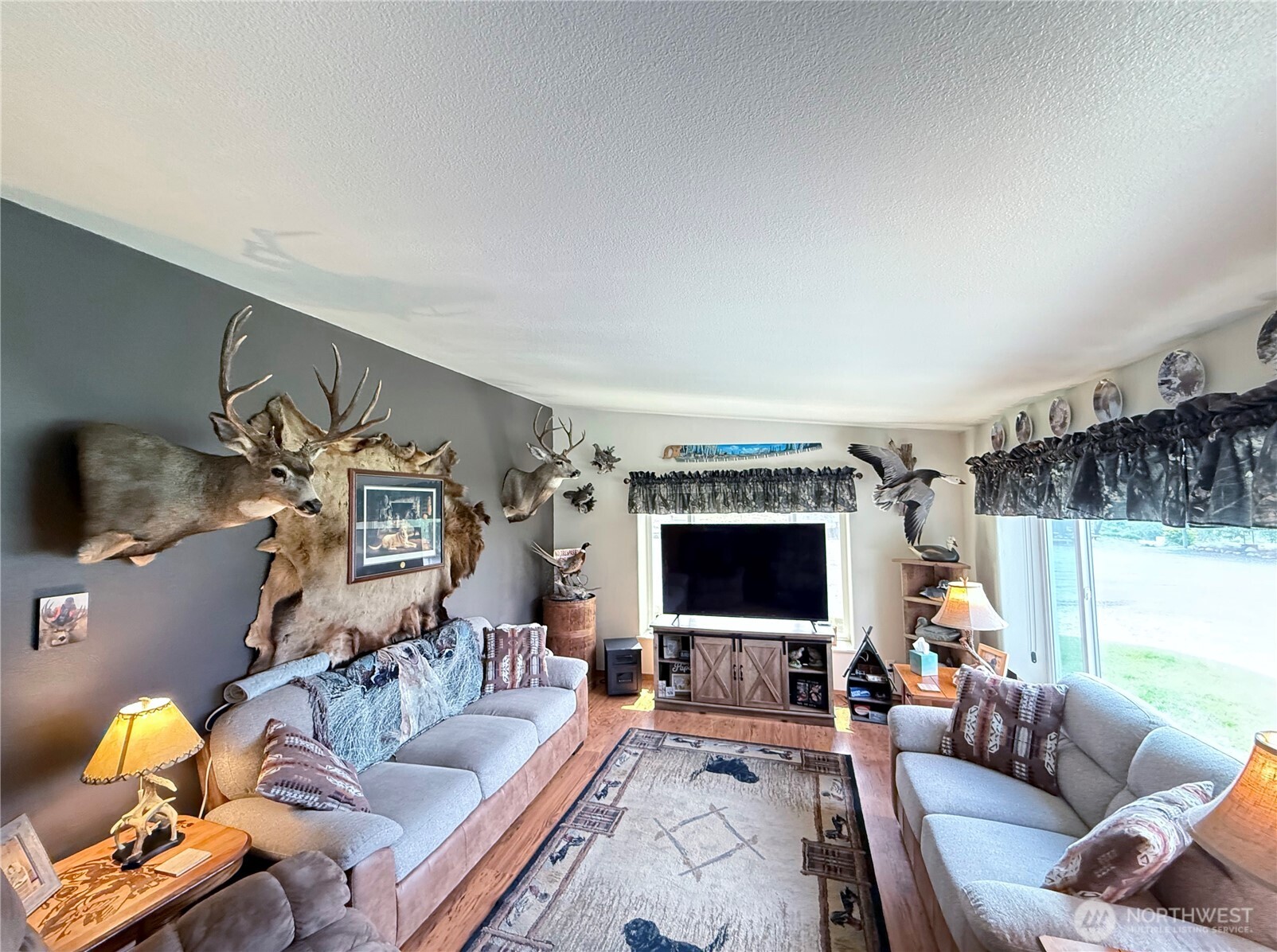 92 Crumbacher Road Tonasket, WA 98855 - Photo 6 of 40 a living room with furniture and a flat screen tv