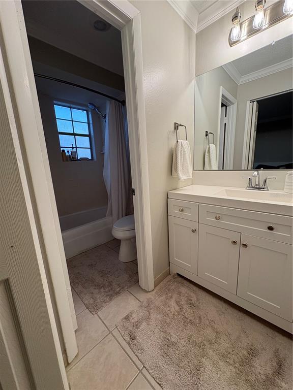 1500 Gay Road, Unit 20D Winter Park, FL 32789 - Photo 13 of 22 a bathroom with a sink a toilet a mirror and window
