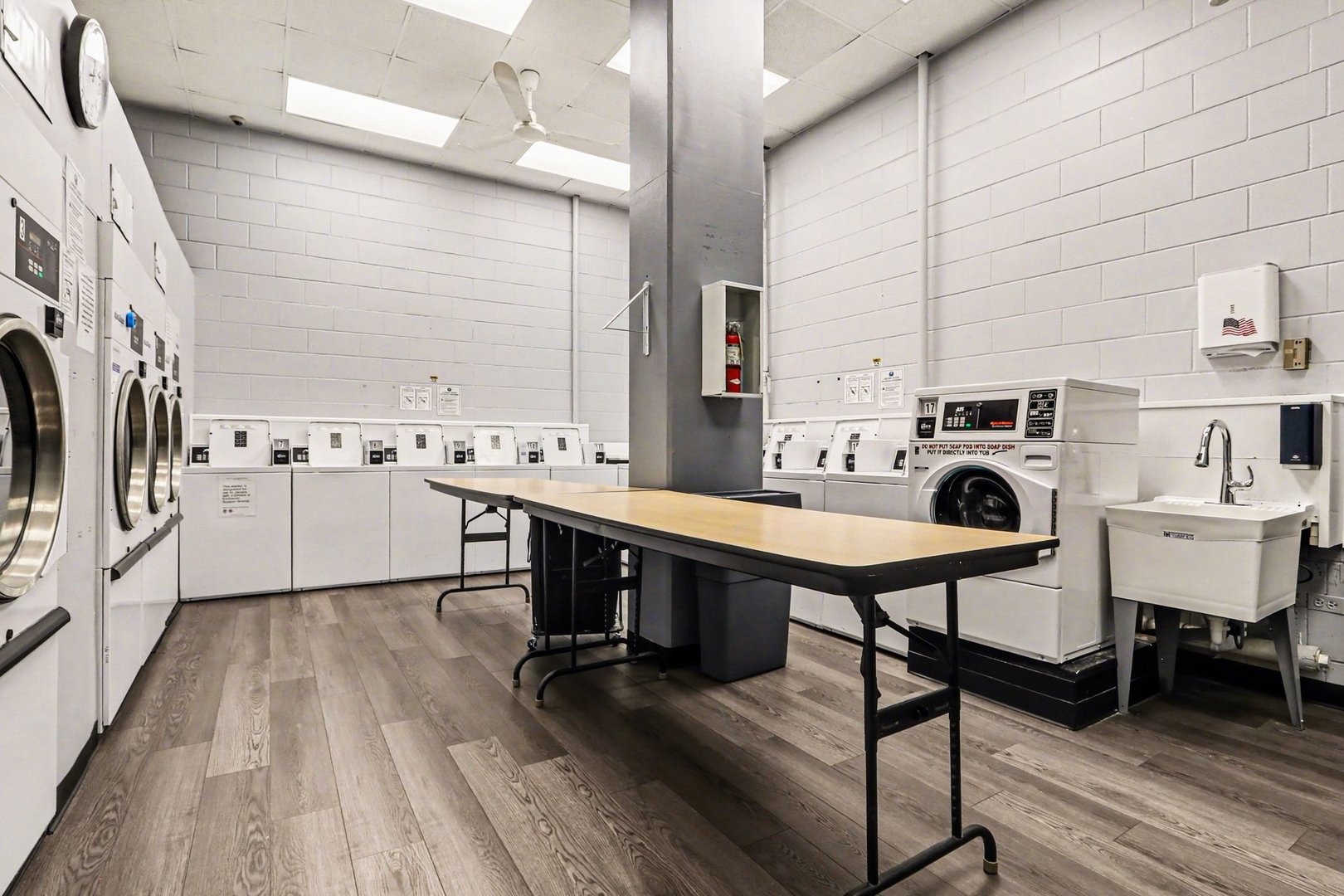 20 North Tower Road, Unit 4C Oak Brook, IL 60523 - Photo 5 of 16 a room with table chairs and a stove