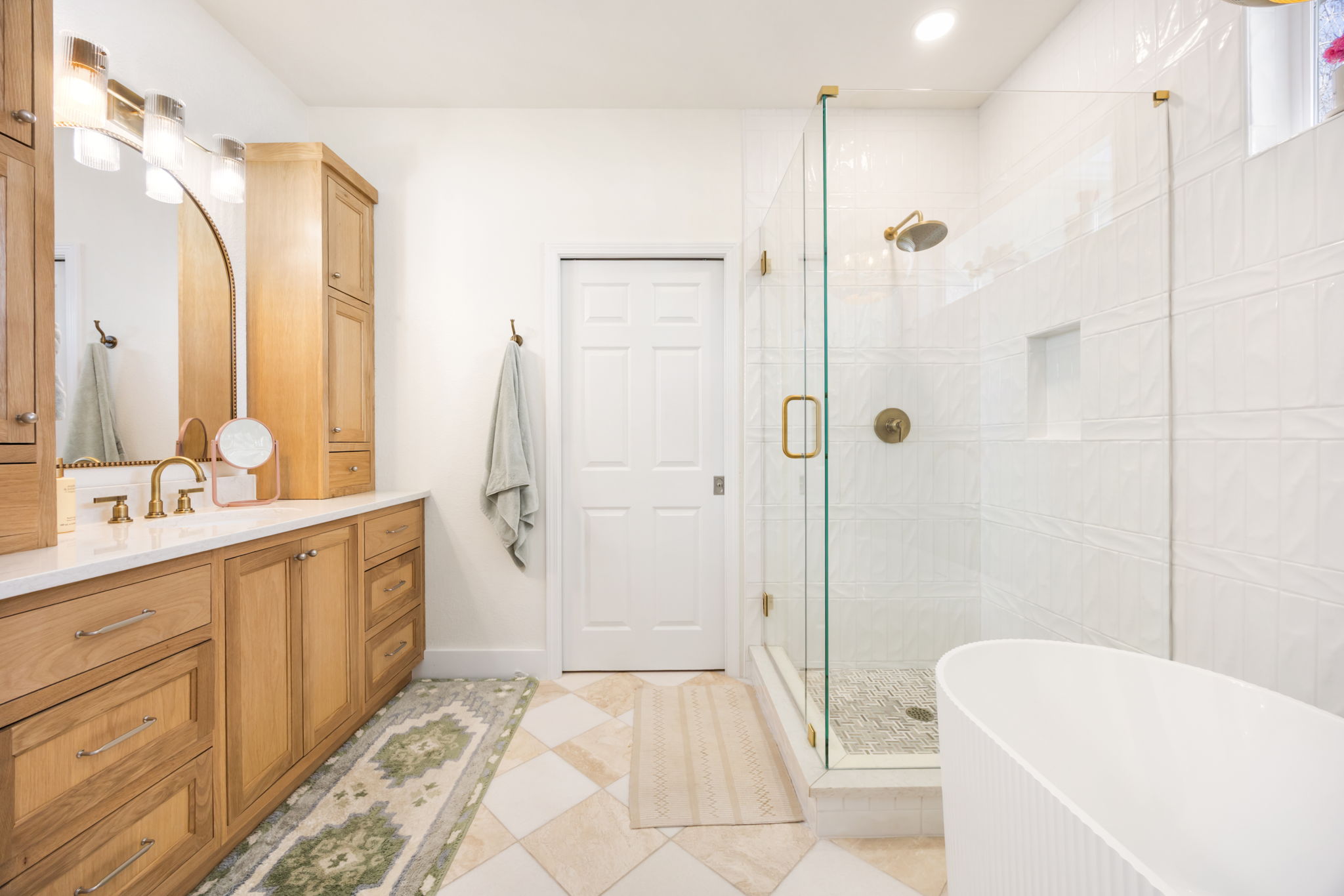 2510 Thornton Road Austin, TX 78704 - Photo 15 of 40 a bathroom with a tub sink and mirror