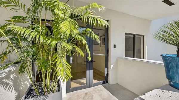 $3,195,000 | 2000 South Bayshore Drive, Unit 24, Miami, FL 33133