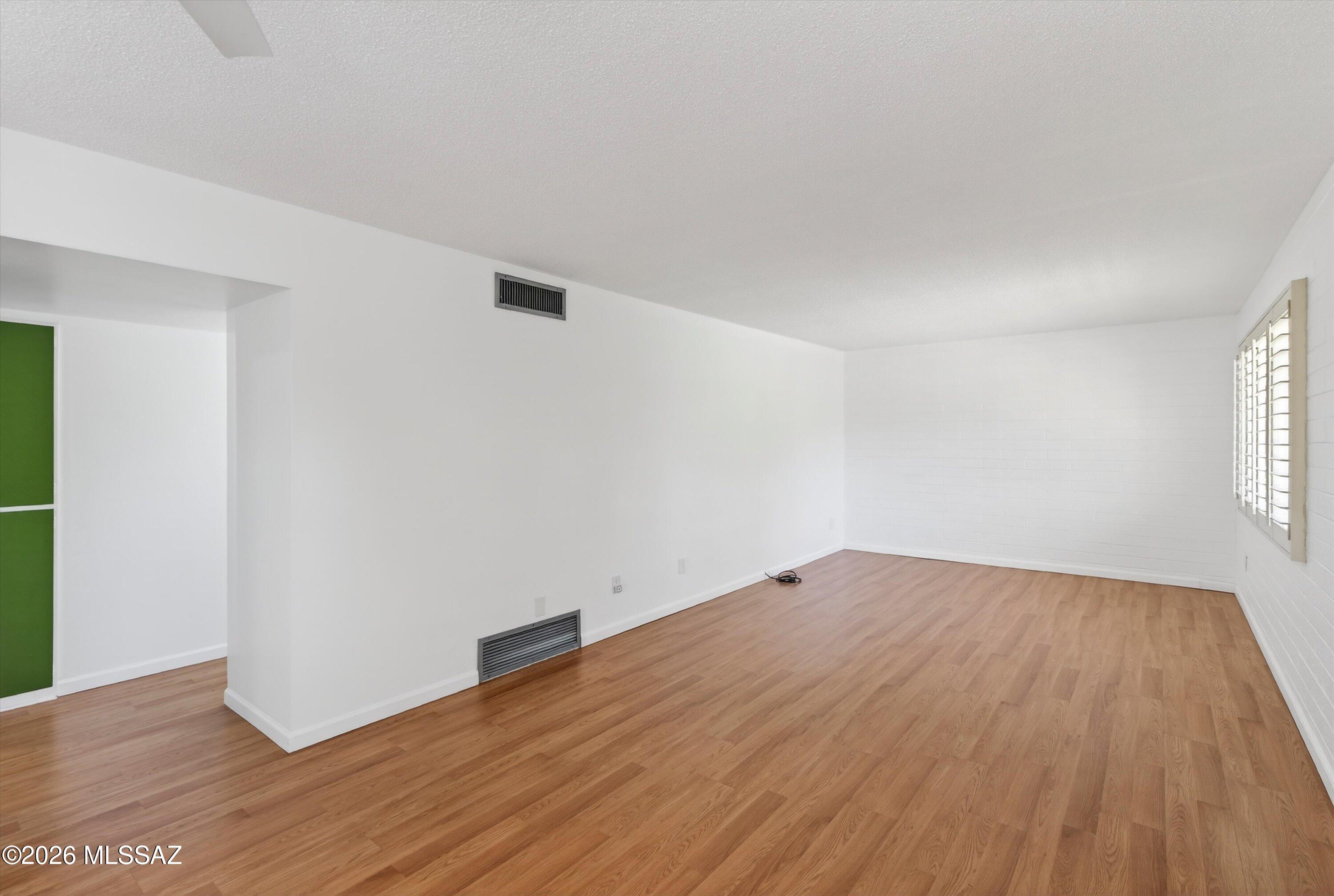 5901 North Oracle Road, Unit 24 Tucson, AZ 85704 - Photo 2 of 32 Living Area