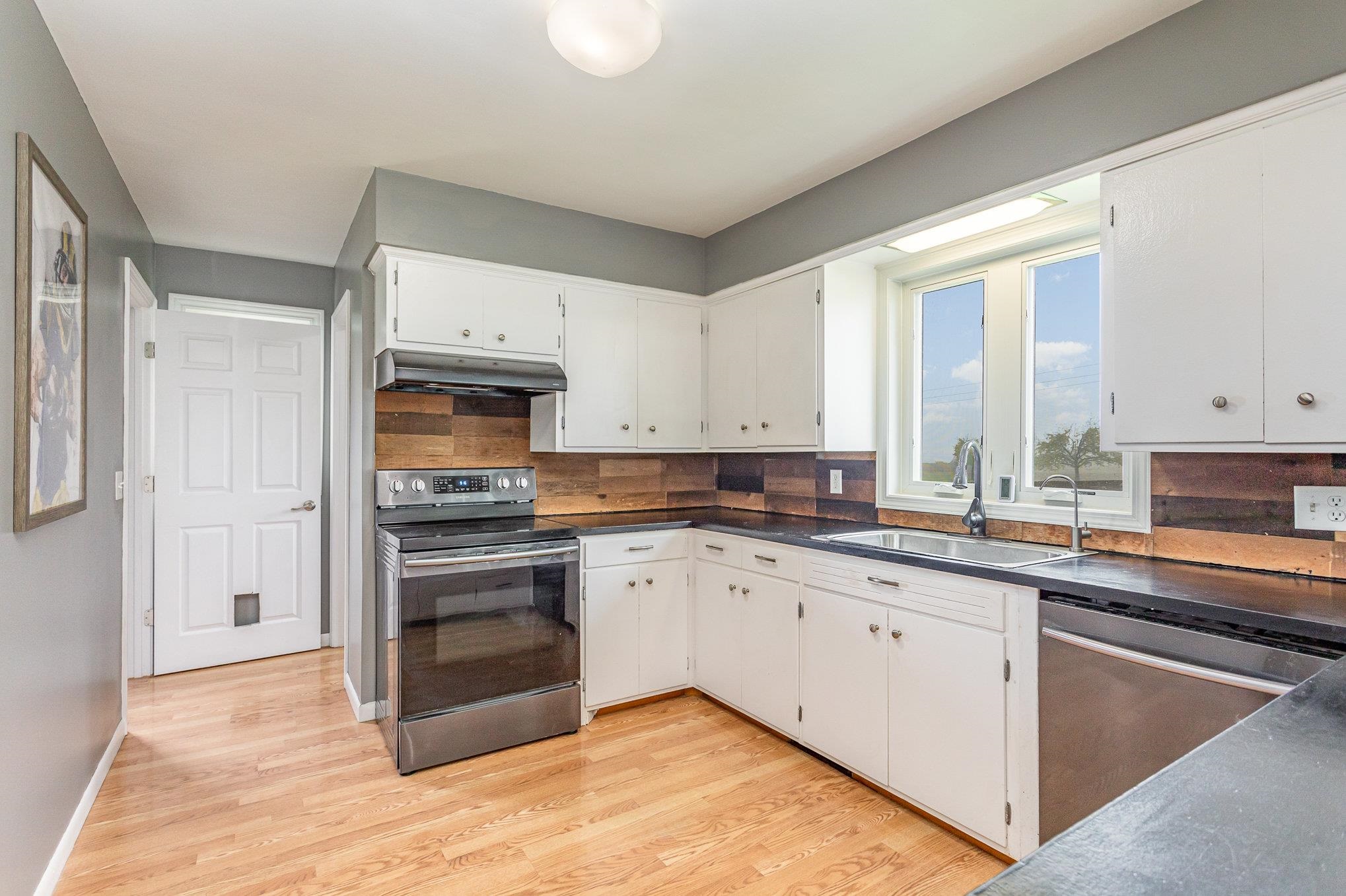 316 South Tuscola Road Bay City, MI 48708 - Photo 13 of 32