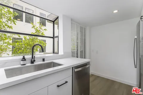 $1,200,000 | 11601 Montana Avenue, Unit PH7, Los Angeles, CA 90049