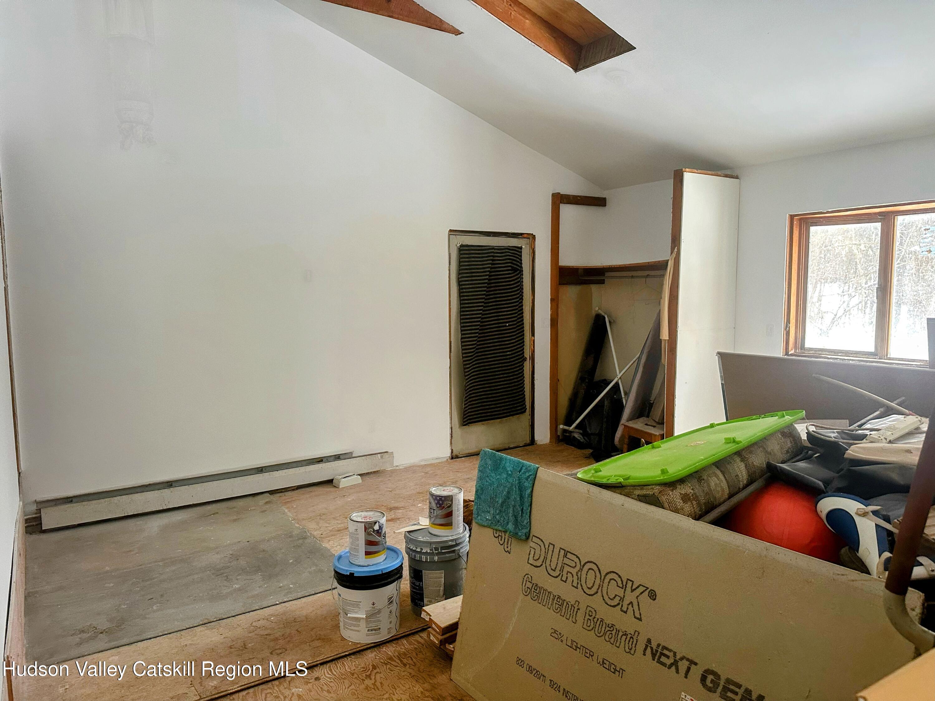 16 Field Road Greenville, NY 12083 - Photo 5 of 22 a room with furniture and a potted plant