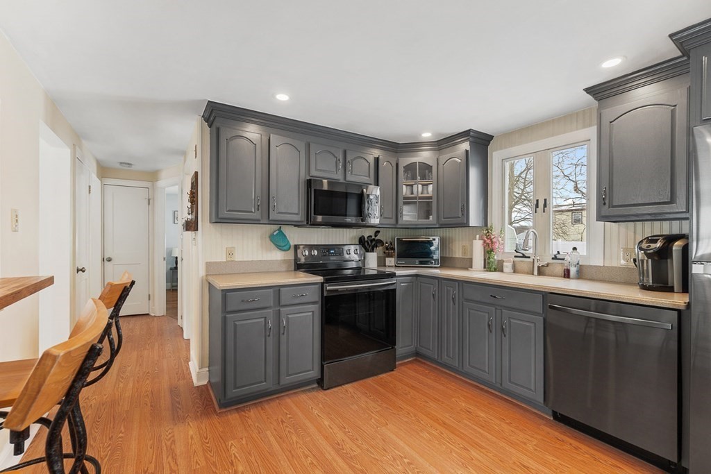 26 Ardmore Road Dedham, MA 02026 - Photo 3 of 38