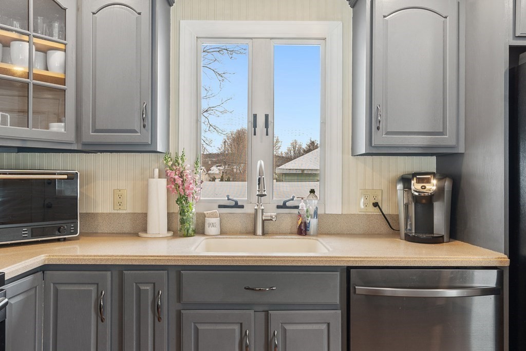 26 Ardmore Road Dedham, MA 02026 - Photo 5 of 38