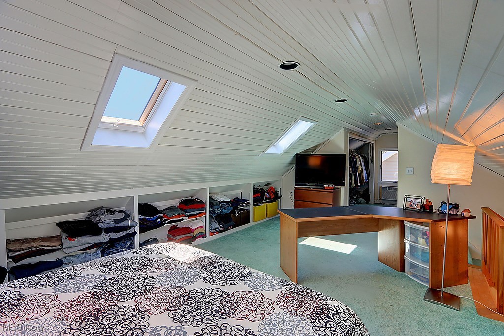 3323 East Fairfax Road Cleveland, OH 44118 - Photo 19 of 24 Third-floor bonus room with skylights