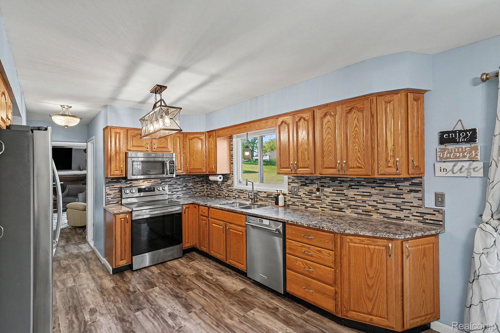 4393 East Cook Road Grand Blanc, MI 48439 - Photo 10 of 37 014_file_7419.jpg