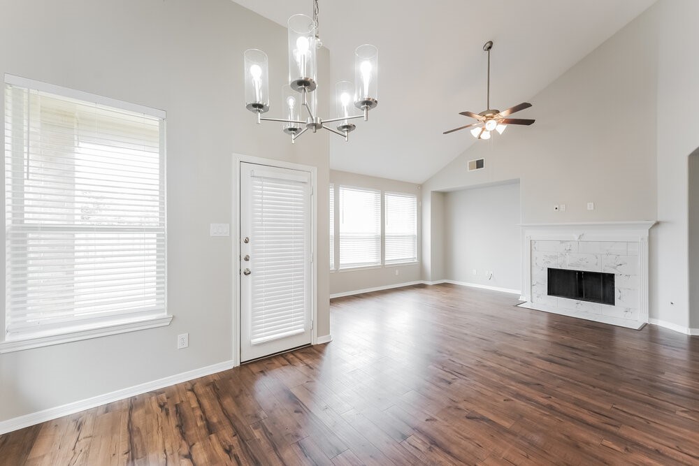 2531 Crystal Shore Drive Rosharon, TX 77583 - Photo 8 of 17