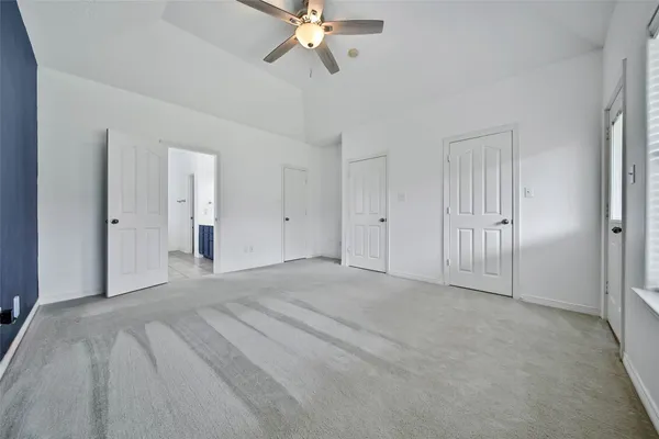 a view of empty room with a ceiling fan
