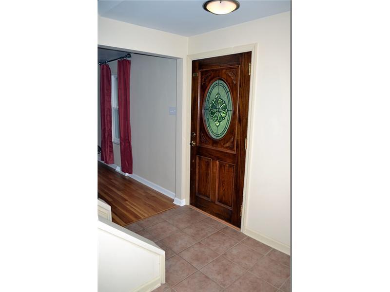 27 Thornridge Road Pittsburgh, PA 15237 - Photo 3 of 25 Entry/Foyer.