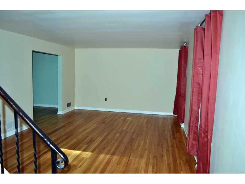 27 Thornridge Road Pittsburgh, PA 15237 - Photo 4 of 25 Living Room.
