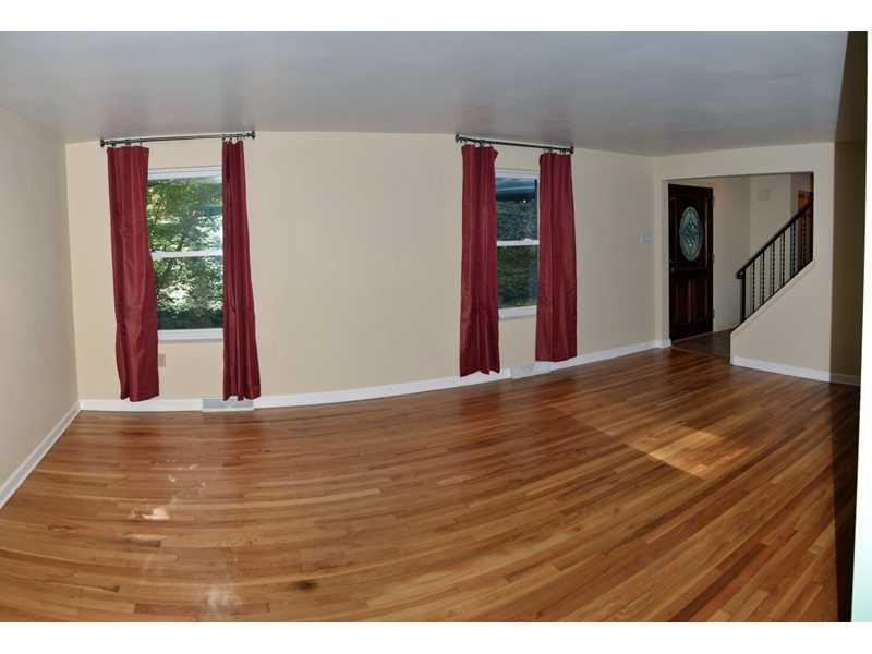 27 Thornridge Road Pittsburgh, PA 15237 - Photo 5 of 25 Living Room.