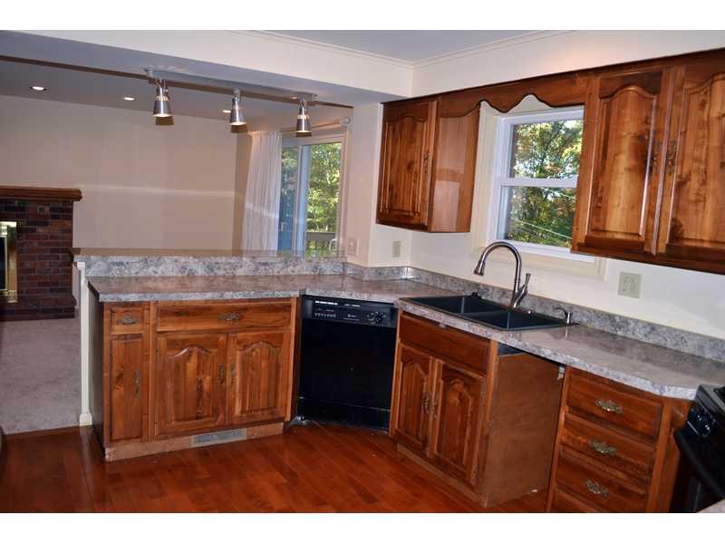 27 Thornridge Road Pittsburgh, PA 15237 - Photo 8 of 25 Kitchen.