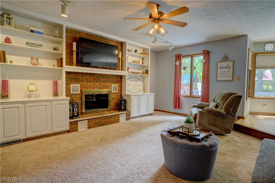 4622 Pinewood Path Akron, OH 44321 - Photo 4 of 35 Family Room