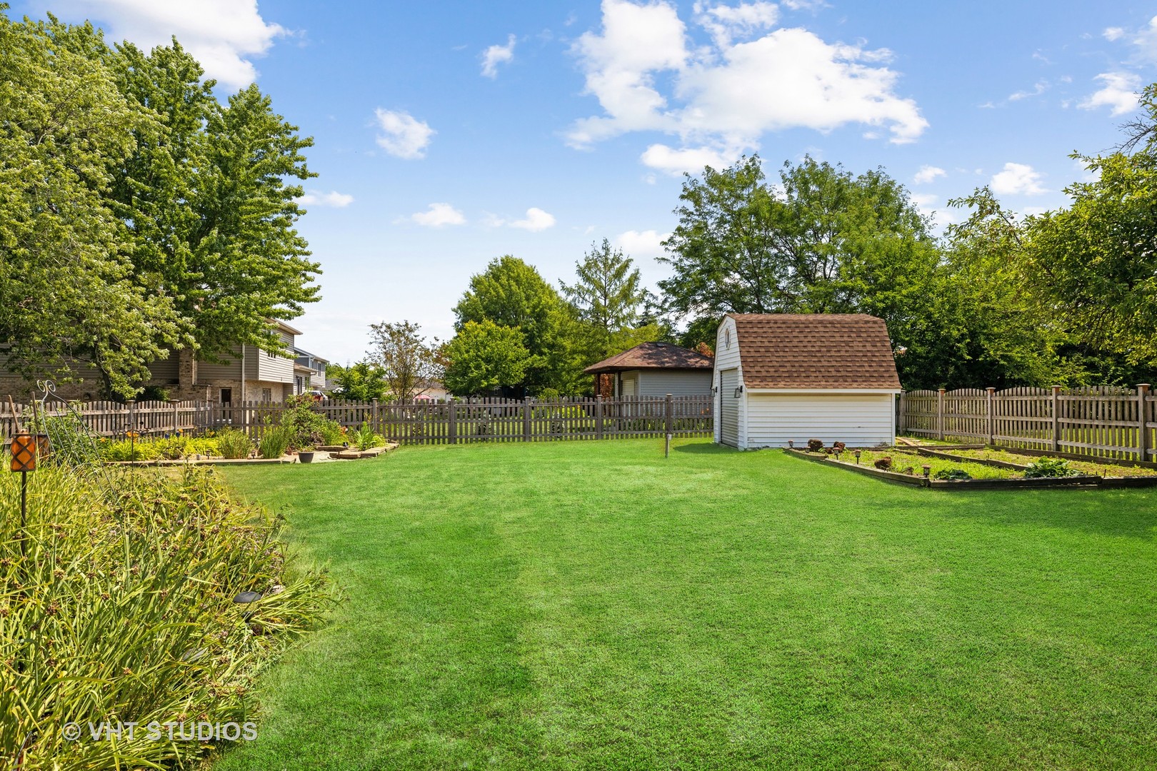 10001 Derby Lane Mokena, IL 60448 - Photo 26 of 31 a view of a garden with swimming pool