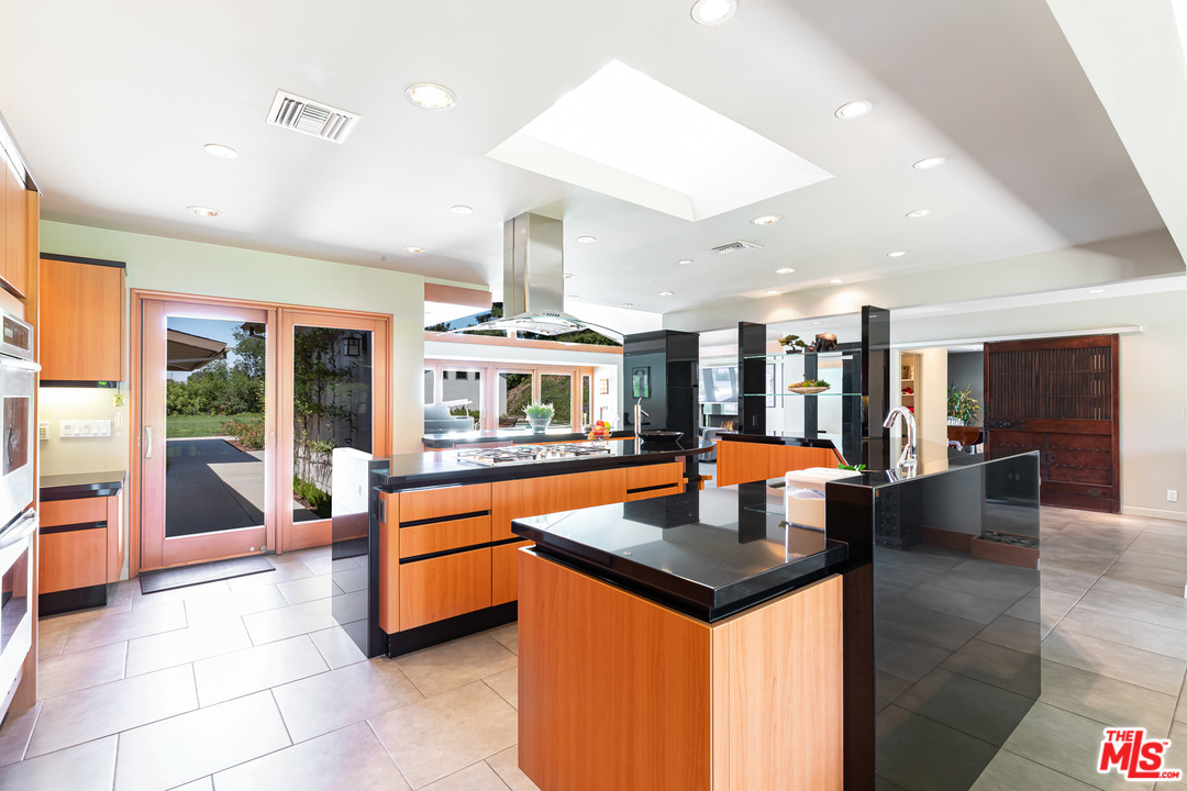 16231 Meadow Ridge Way Encino, CA 91436 - Photo 14 of 53 Gallery Image 14