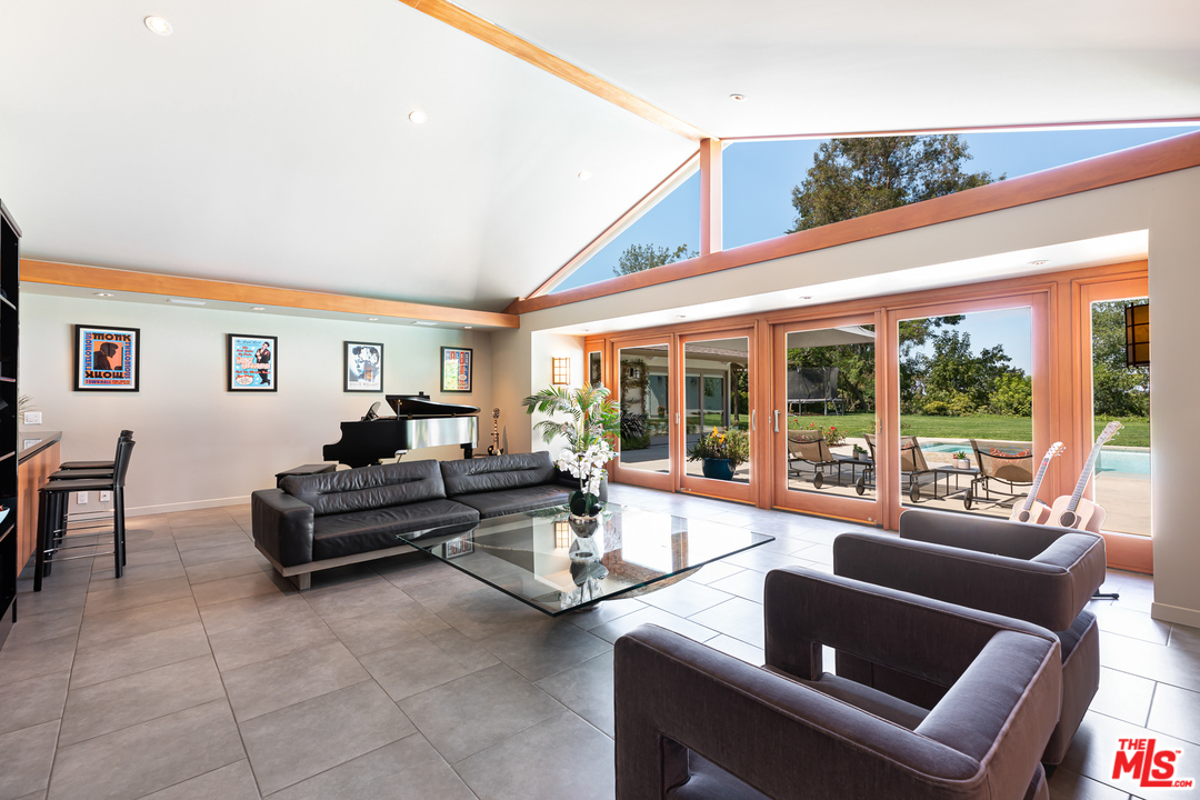 16231 Meadow Ridge Way Encino, CA 91436 - Photo 16 of 53 Gallery Image 16