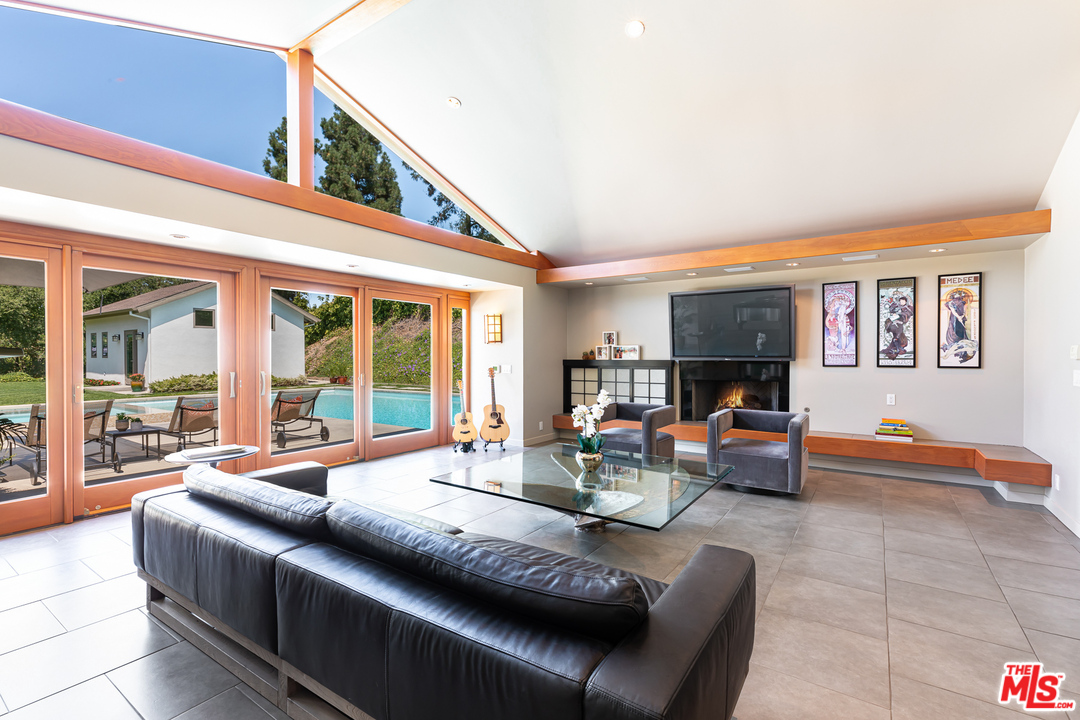 16231 Meadow Ridge Way Encino, CA 91436 - Photo 18 of 53 Gallery Image 18