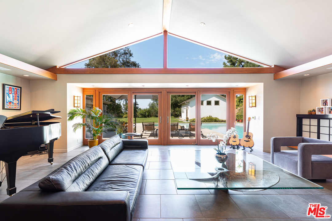 16231 Meadow Ridge Way Encino, CA 91436 - Photo 19 of 53 Gallery Image 19