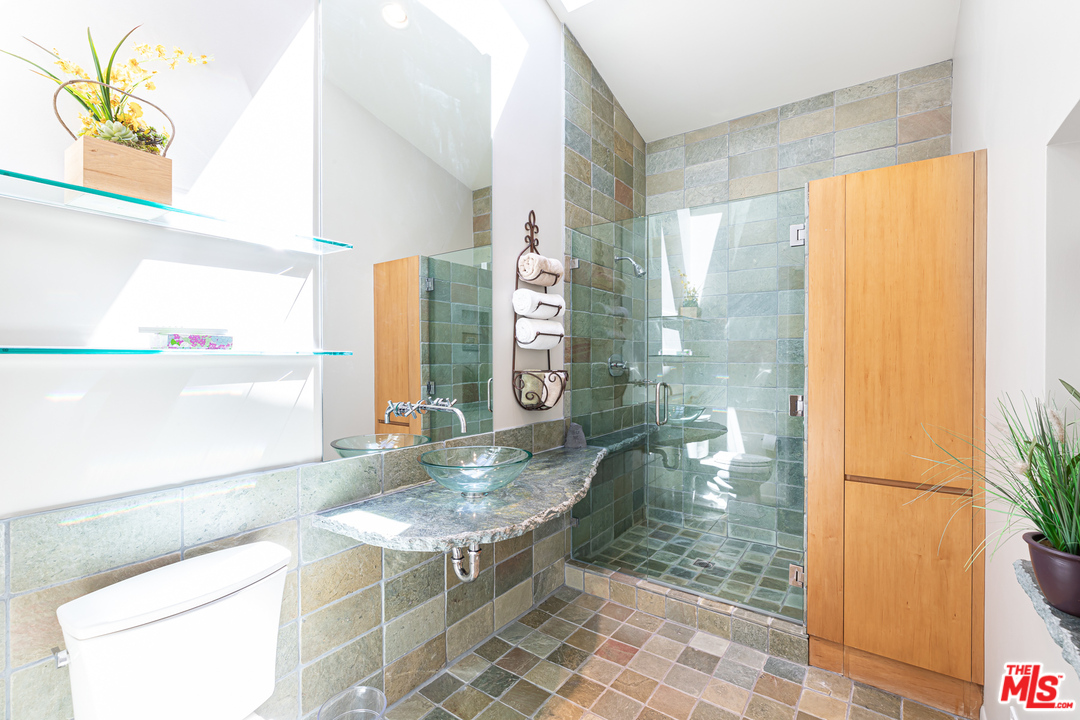 16231 Meadow Ridge Way Encino, CA 91436 - Photo 23 of 53 Gallery Image 23
