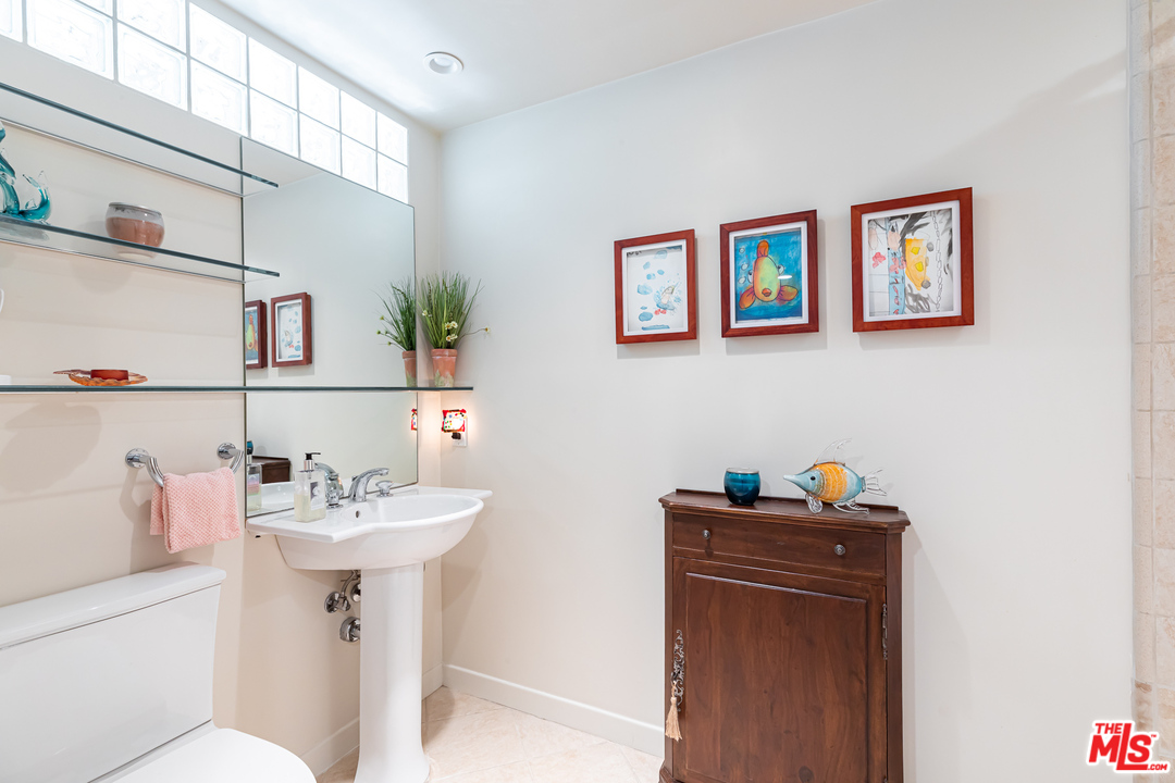 16231 Meadow Ridge Way Encino, CA 91436 - Photo 29 of 53 Gallery Image 29