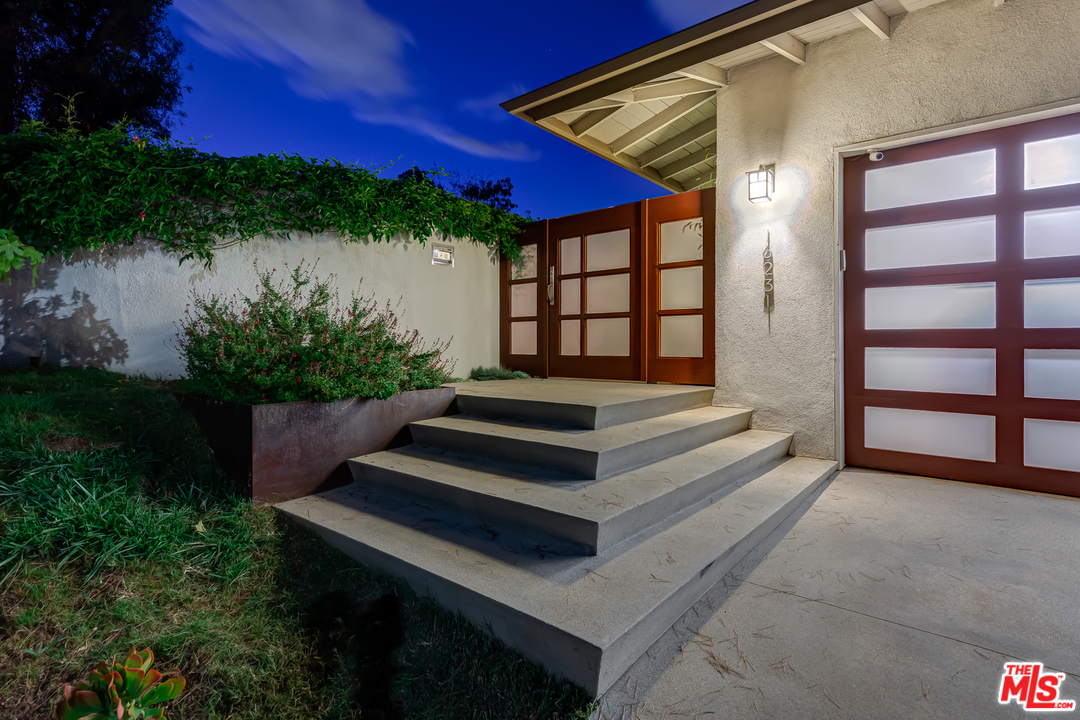 16231 Meadow Ridge Way Encino, CA 91436 - Photo 4 of 53 Gallery Image 4