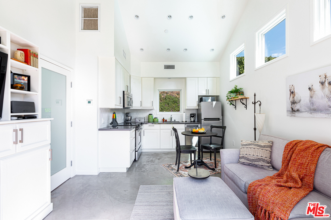 16231 Meadow Ridge Way Encino, CA 91436 - Photo 35 of 53 Gallery Image 35
