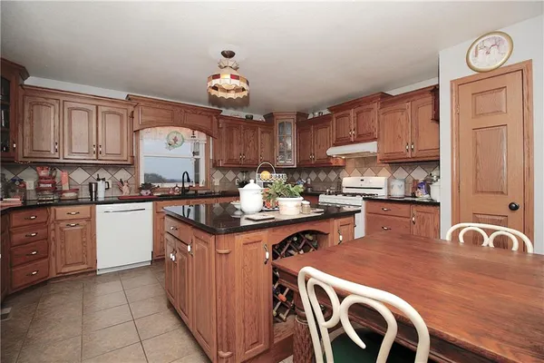 $525,000 | 33670 Southeast 31st Highway, Kincaid, KS 66039