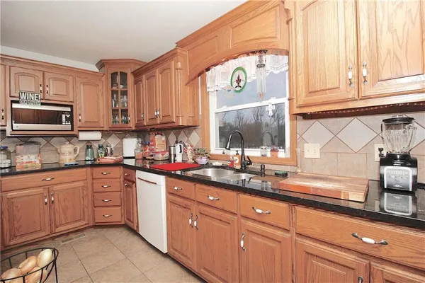 $525,000 | 33670 Southeast 31st Highway, Kincaid, KS 66039