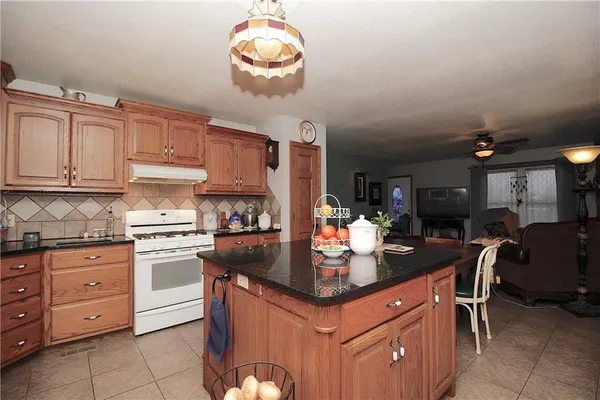 $525,000 | 33670 Southeast 31st Highway, Kincaid, KS 66039