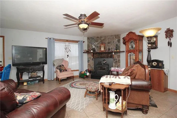 $525,000 | 33670 Southeast 31st Highway, Kincaid, KS 66039