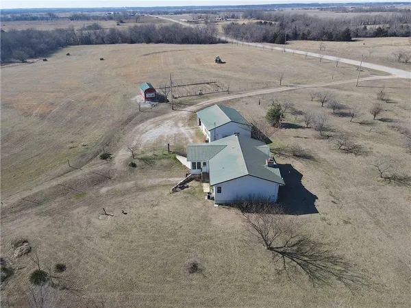 $525,000 | 33670 Southeast 31st Highway, Kincaid, KS 66039