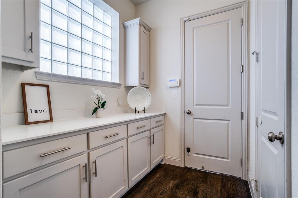 608 Arma Road Allen, TX 75002 - Photo 16 of 40 a view of cabinets and window
