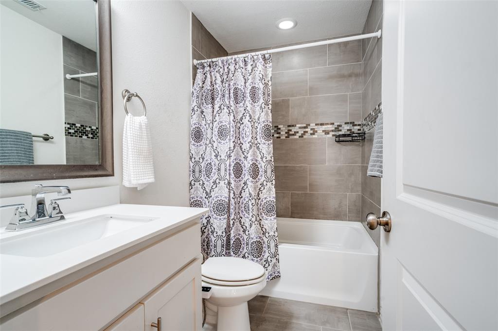 608 Arma Road Allen, TX 75002 - Photo 24 of 40 a bathroom with a sink a toilet and a bathtub